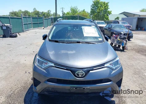 2017 Toyota Rav4 Le z USA, uszkodzony, nr VIN JTMBFREV9HD204770
